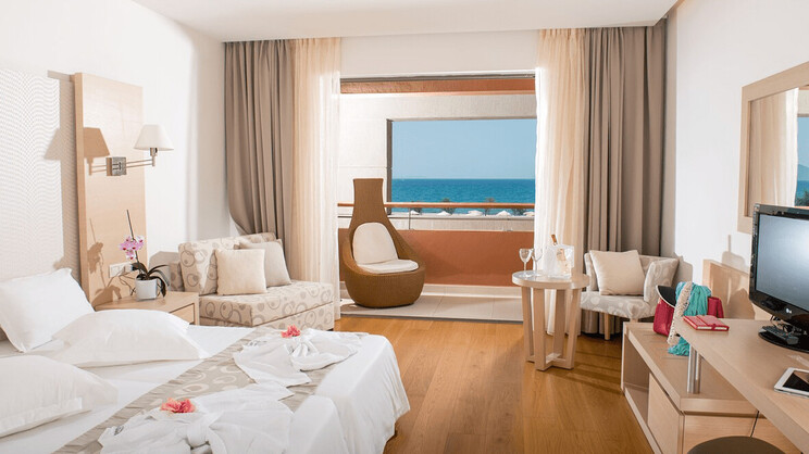 Maisonette Sea Front with Sharing Pool